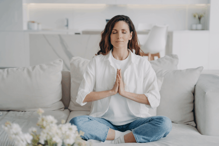 Eine Frau meditiert und baut Stress ab