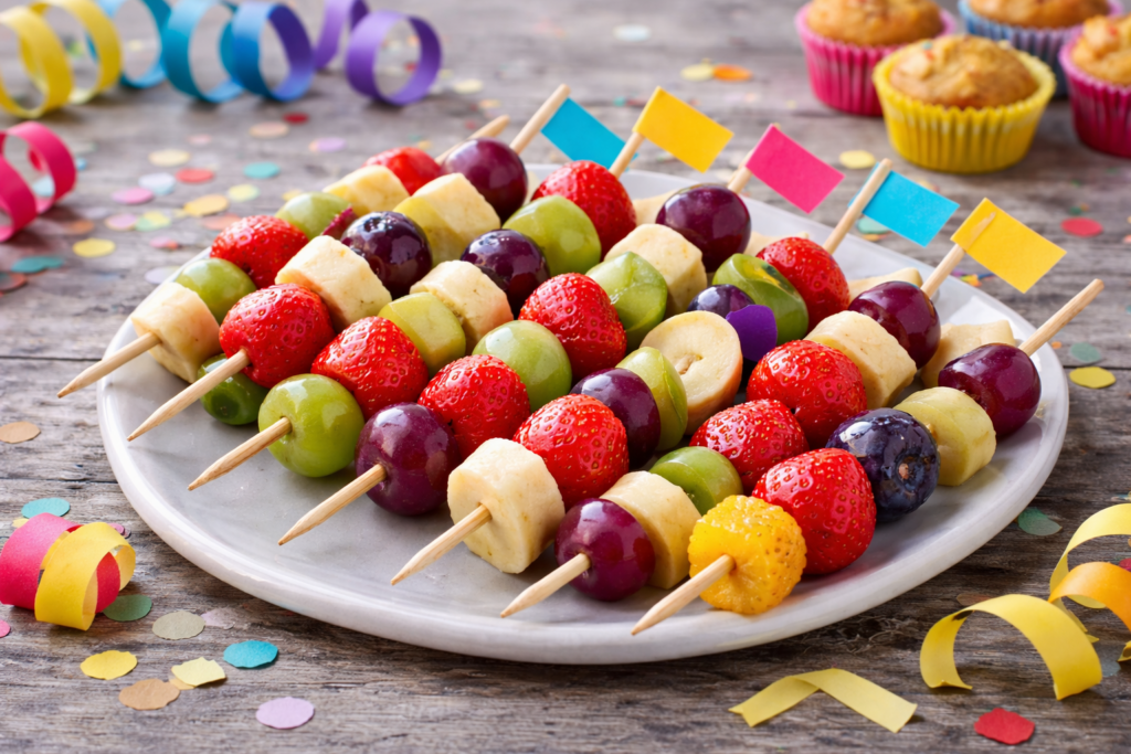 Bunte Obstspieße im Faschingslook