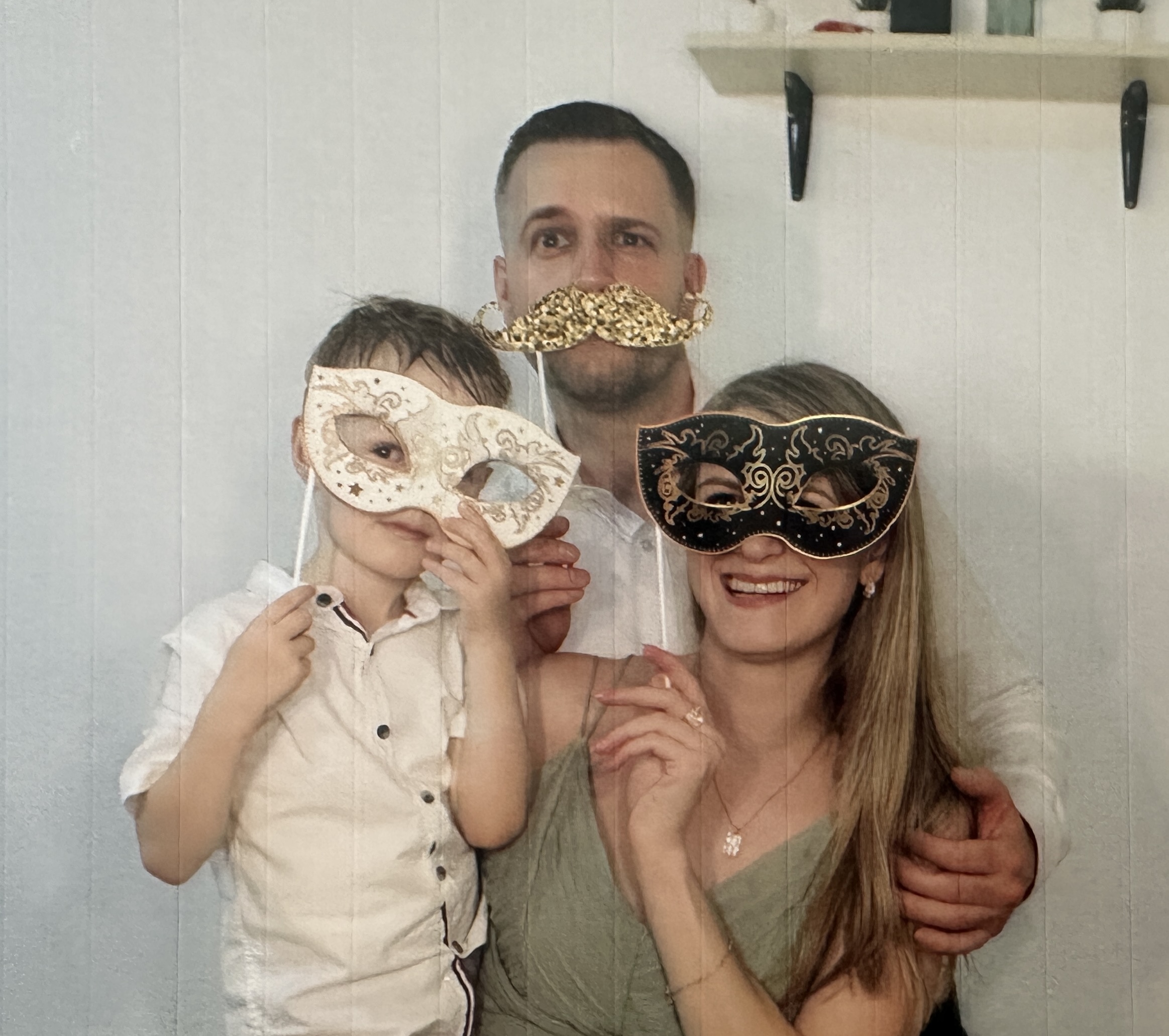 Jessi mit Mann und Sohn, verspieltes Familienfoto mit Faschingsmasken