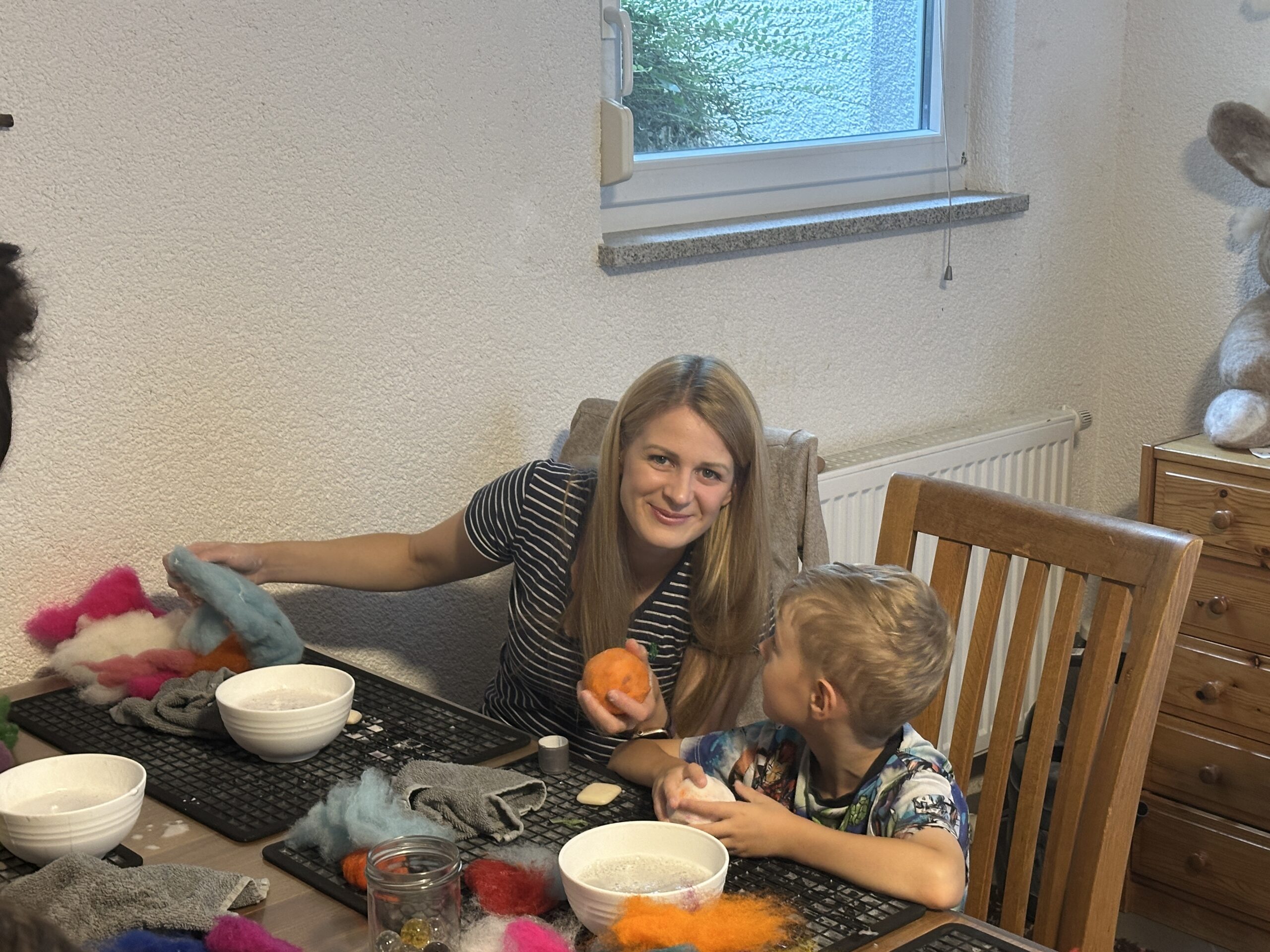 Jessi beim gemeinsamen Filzen mit ihrem Sohn
